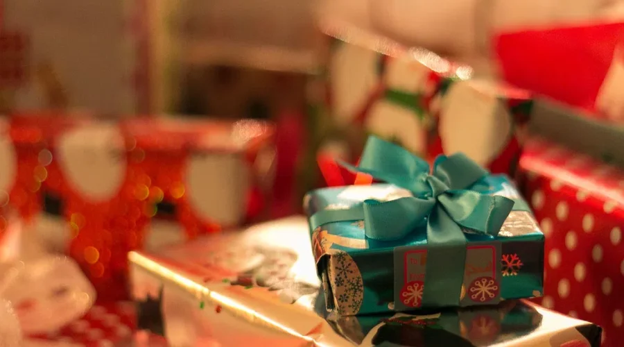 Canadians To Spend Less This Holiday Season