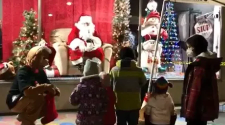 Santa Claus Stopped In Fort Frances For A 2020 Style Visit!