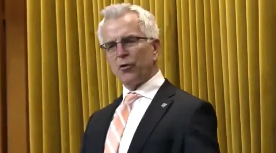 MP Denies Internal Emails Were Critical