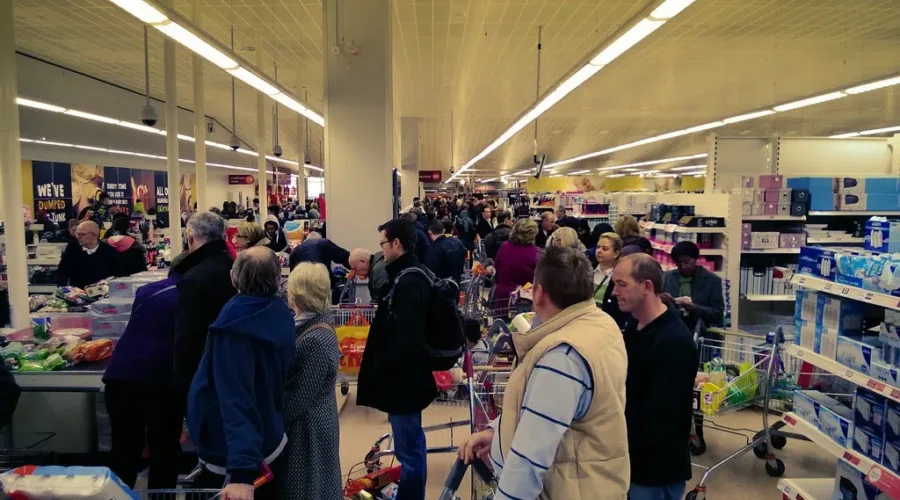 Holiday Spending To Be On Par w/Last Year Despite Less $$$