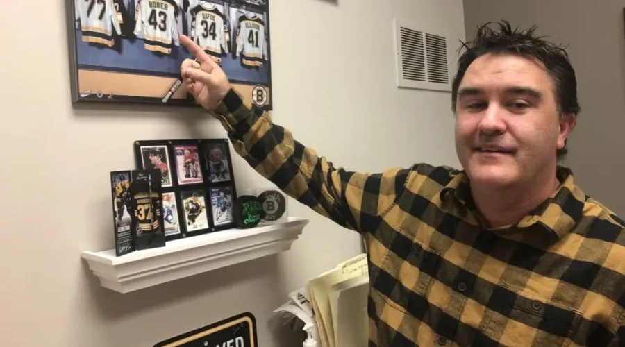 Bruins fan pranked by Leafs fans