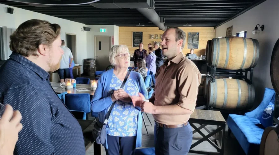 Liberal leadership hopeful looks to rally grassroots support