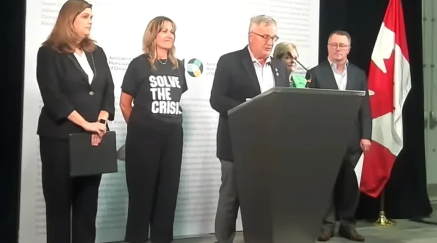 Municipal leaders seek better deal with province