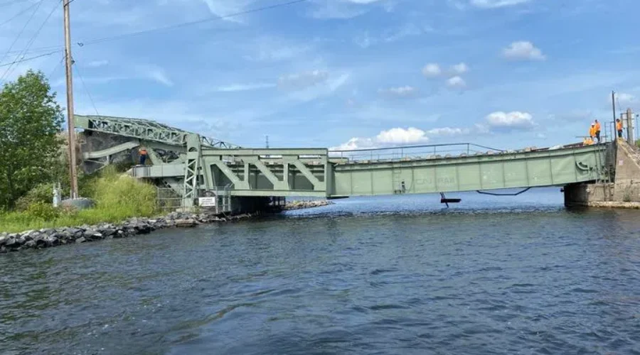 Rail traffic resumes over collapsed bridge in Fort Frances